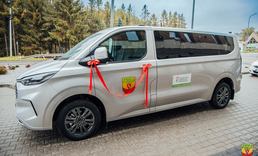 Nowy samochód do przewozu osób z niepełnosprawnościami oficjalnie odebrany