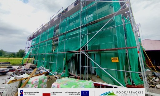 alt="Budynek Remizy OSP w Manasterzu oraz informacje o projekcie poprawy efektywności energetycznej realizowanym przez Miasto i Gminę Jawornik Polski